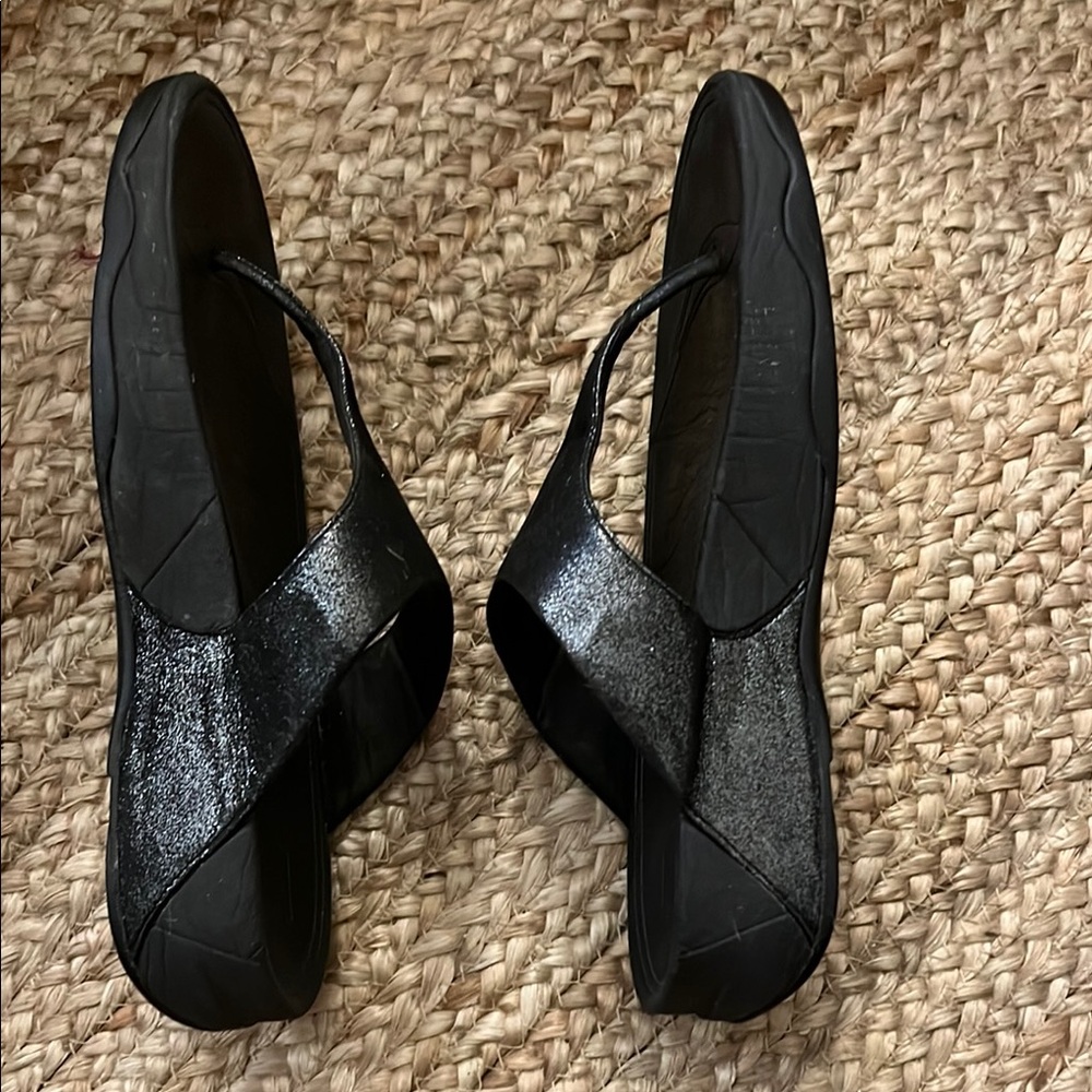 Fitflop Black Slippers with Y-Strap Design - Picture 5 of 6